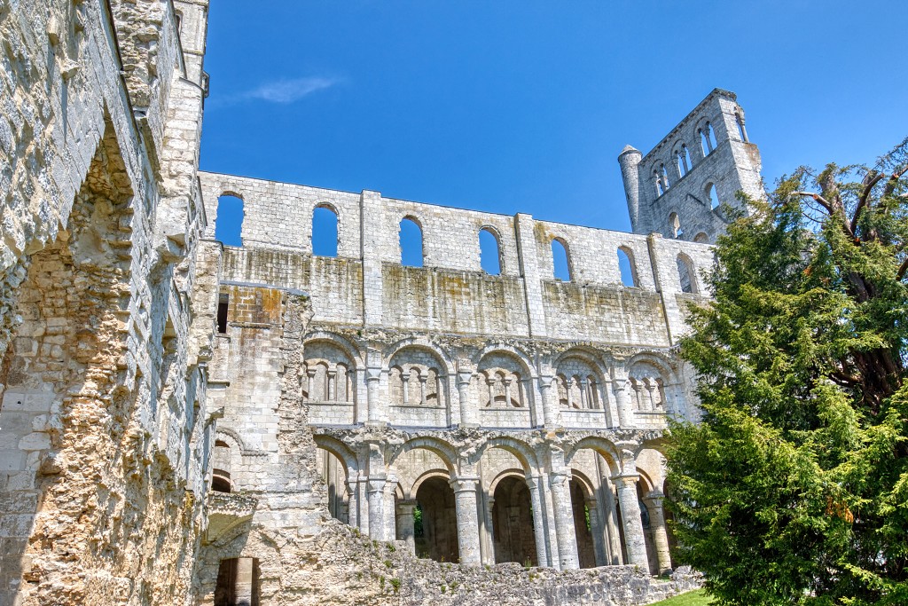 hdr abdij van Jumieges abbaye ruine religie religion rooms katholiek kerkfotografie kerk basiliek kathedraal Jumièges erfgoed christus maria